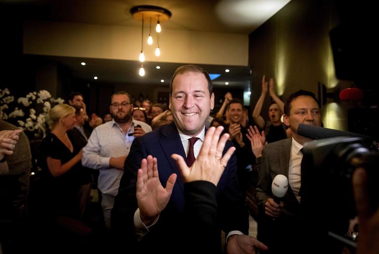 Leder af det hollandske arbejderparti, Lodewijk Asscher, fejrer den seneste valgstedsmåling, der tyder på, at partiet vil sætte sig på fem ud af de 26 pladser, Holland har i Europa-Parlamentet. Foto: Koen Van Weel/Ritzau Scanpix