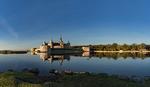 Kalmar Slot ligger på en lille ø i havet mod sydøst og er befæstet med bastioner, voldanlæg og en hængebro. Foto: Jörgen Tannerstedt