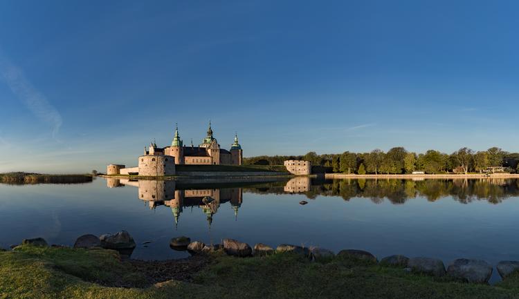 Kalmar Slot ligger på en lille ø i havet mod sydøst og er befæstet med bastioner, voldanlæg og en hængebro. Foto: Jörgen Tannerstedt