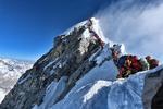 Der har været tæt trafik på Mount Everest de seneste dage, og kødannelsen har betydet, at flere klatrere har måtte vente i timevis på at nå toppen, med en øget risiko for frostskader og højdesyge til følge. Billedet her er fra den 22. maj. Foto: Handout/Ritzau Scanpix