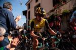 Sloveneren Primoz Roglic skal ikke kun klare strabadserne i sadlen under Giro d'Italia, men også  svare på spørgsmål om sit kendskab til en tvivlsom, magtfuld person i hjemlandets cykelsport. Foto: Marco Bertorello/Ritzau Scanpix