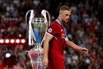 Liverpool-anfører Jordan Henderson gik skuffet forbi pokalen efter nederlaget til Real Madrid i 2018.  Foto: Andrew Boyers/Ritzau Scanpix