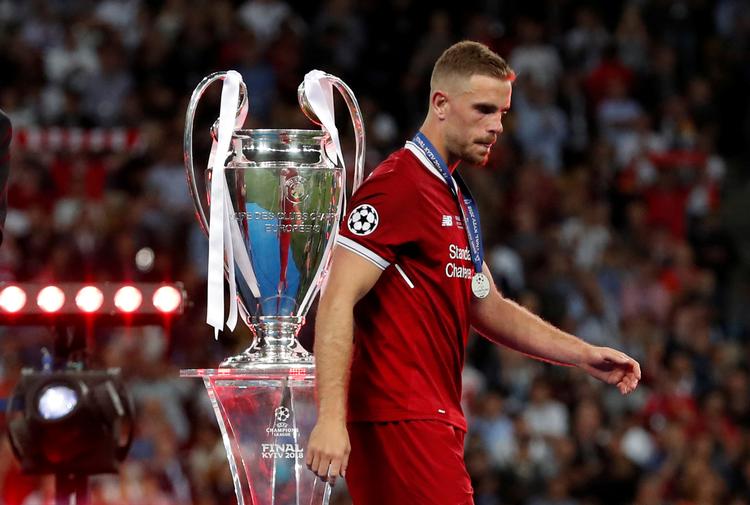 Liverpool-anfører Jordan Henderson gik skuffet forbi pokalen efter nederlaget til Real Madrid i 2018.  Foto: Andrew Boyers/Ritzau Scanpix