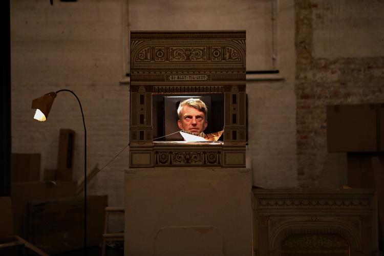Den står på poetisk skyggeleg, groteske konstellationer og rablende ord i dada-forestillingen Gashjerte. Her ses Daniel Norback i en scene. Foto: Henning Sjøstrøm