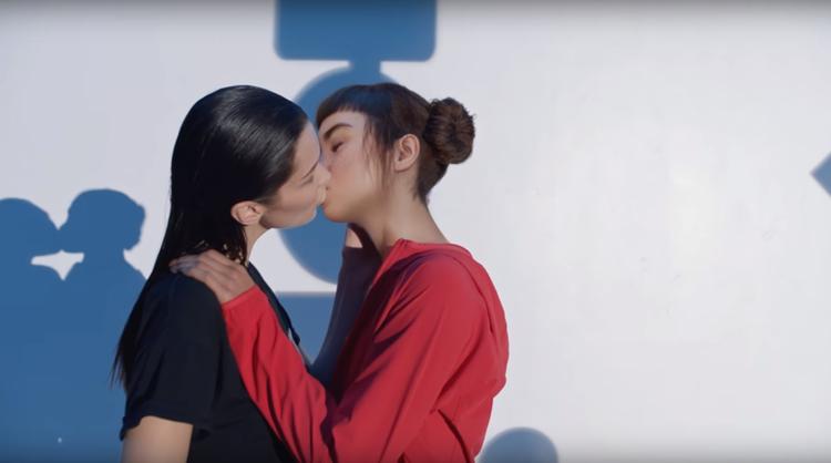 Supermodellen Bella Hadid har fjernet kysse-videoen fra sine sociale mediekonti, men den fiktive superinfluencer Lil Miquela skriver fortsat på Instagram, at hun er glad for, at Calvin Klein gav hende muligheden for at være med. Foto: Screendump fra YouTube