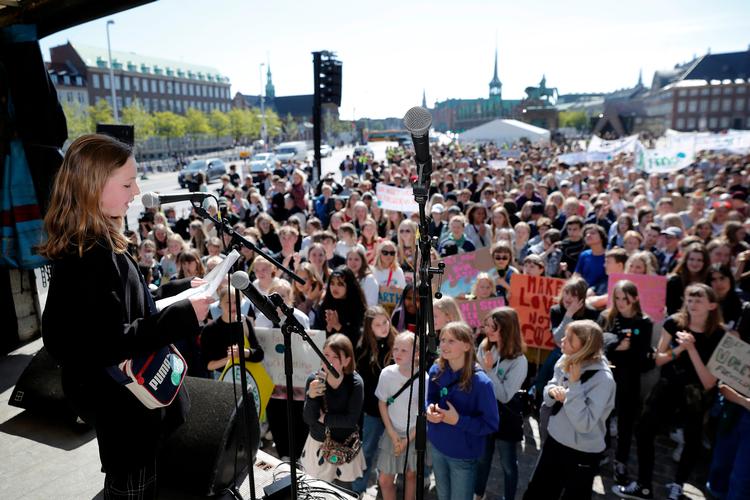 Alma Soupalt på 13 år taler til klimademonstrationen på Christiansborg Slotsplads fredag. Det er egentlig helt utroligt, at vi er nødt til at gøre det her, siger hun.
   Foto: Jens Dresling/POLFOTO