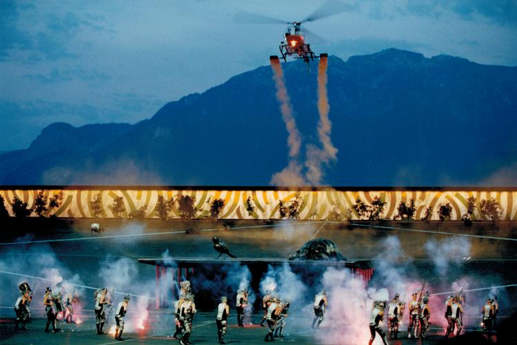 Fete des Vignerons kan minde om en OL-åbnings- eller afslutningsceremoni med sin gigantiske scenografi og mange tusinde frivillige. Det er også Daniele Finzi Pasca, der har stået bag to olympiske afslutninger, som styrer showet i år. Foto: Confrérie de Vignerons