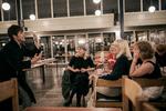 Uppercut. Bokser. Barberet. Skaldet. Stenkast. Ikast! Det store brætspilshit lige nu på Rødding Højskole er Hint, hvor man skal gætte et stednavn eller et kendt menneske ud fra små ledetråde. 
   Foto: Jens Hartmann Schmidt/POLFOTO