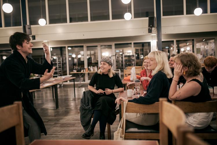 Uppercut. Bokser. Barberet. Skaldet. Stenkast. Ikast! Det store brætspilshit lige nu på Rødding Højskole er Hint, hvor man skal gætte et stednavn eller et kendt menneske ud fra små ledetråde. 
   Foto: Jens Hartmann Schmidt/POLFOTO