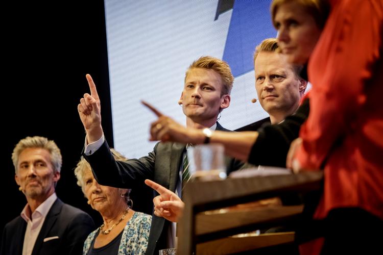Kæmpe tak til Rina Ronja Kari, Margrete Auken, Nikolaj Villumsen, Jeppe Kofod, Morten Helveg, Pernille Weiss, Mette Bock, Rasmus Nordqvist, Morten Løkkegaard og Peter Kofod. I er helte!, skriver Noa Redington.
   Arkivfoto: Mads Nissen