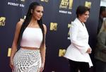 Kim Kardashian West ses her med sin mor, Kris Jenner.    Foto: Jordan Strauss/AP