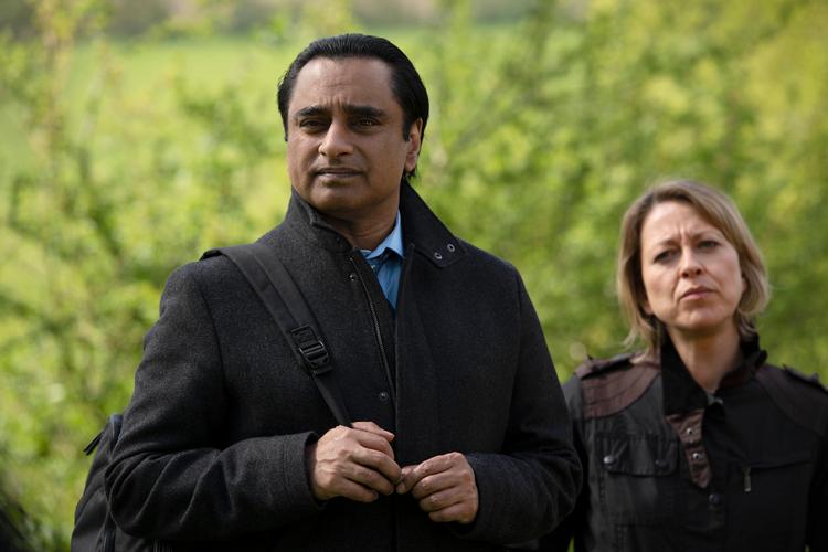 Nicola Walker og Sanjeev Baskar er overbevisende som detektiverne Cassey og Sunny.  Foto: DR