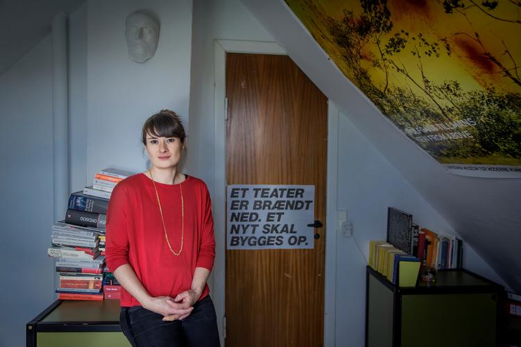 Skuespilleren Xenia Noetzelmann har sit eget værelse, hvor hun har sin bogsamling af især tyske bøger i stabler - såsom gule klassikere fra forlaget Reclam. På væggene hænger fotokunst af Wolfgang Tillmanns og Schillers dødsmaske. Foto: Mads Nissen/POLFOTO