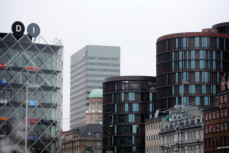 Axel Towers (i forgrunden) og Industriens Hus er to markante bygninger i det centrale København. Hvor æstetiske, de hver især er, er der delte meninger om tho.  Foto: Jens Dresling/POLFOTO