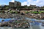 
   Navnet på den kenyanske hovedstad 'Nairobi' betyder på Maasai 'stedet med kølige vandløb'. Men hovedfloden i storbyen bærer mange spor efter industrialisering og kaotisk byplanlægning. (Photo by TONY KARUMBA / AFP)
   Foto: Tony Karumba/Ritzau Scanpix