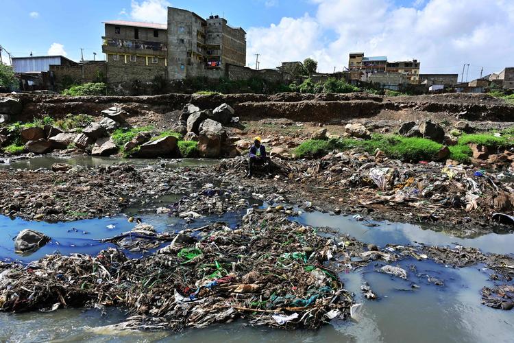 
   Navnet på den kenyanske hovedstad 'Nairobi' betyder på Maasai 'stedet med kølige vandløb'. Men hovedfloden i storbyen bærer mange spor efter industrialisering og kaotisk byplanlægning. (Photo by TONY KARUMBA / AFP)
   Foto: Tony Karumba/Ritzau Scanpix