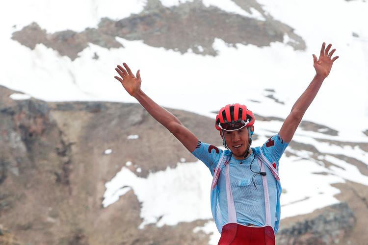 I den barske og skønne kulisse 2.247 meter over havets overflade jubler russeren Ilnur Zakarin over sin storslåede triumf på 13. etape. Foto: Luk Benies/Ritzau Scanpix
