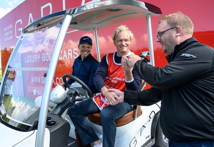 Både Martin Leth Simonsen (tv.) og caddien Jan Porsdal fik en buggy til en værdi af cirka 50.000 kr. efter hole-in-one på 16. hul i går.
   Foto: René Schütze/Ritzau Scanpix