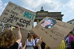 
    Unge demonstranter i Berlin hylder Rezo.(Photo by JOHN MACDOUGALL / AFP)
   Foto: John Macdougall/Ritzau Scanpix