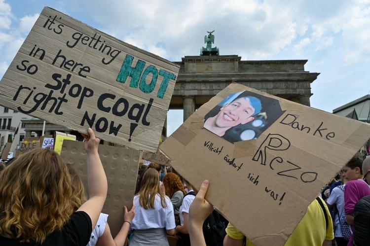 
    Unge demonstranter i Berlin hylder Rezo.(Photo by JOHN MACDOUGALL / AFP)
   Foto: John Macdougall/Ritzau Scanpix