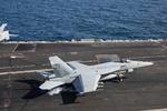 
    Arkiv. En F18 Super Hornet lander på hangarskibet  USS Abraham Lincoln i Det Arbiske Hav.  Garrett LaBarge/U.S. Navy/Handout via REUTERS 
   Foto: Handout/Ritzau Scanpix