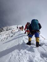Bjergbestigere på vej mod toppen af Mount Everest fotograferet 16. maj.  Foto: Gesman Tamang/Ritzau Scanpix