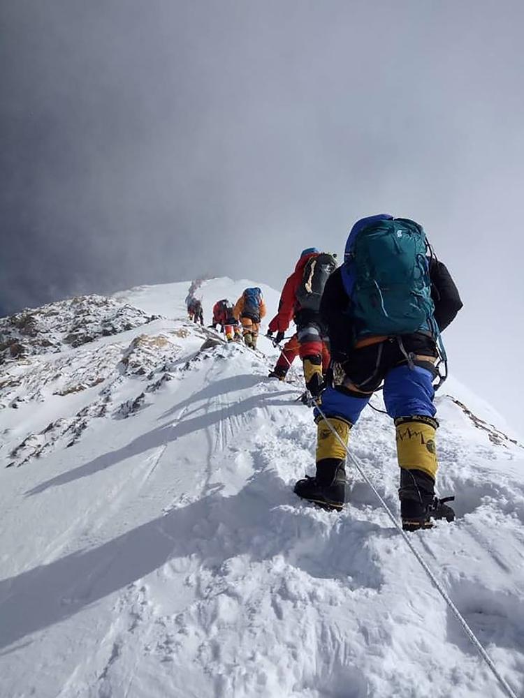 Bjergbestigere på vej mod toppen af Mount Everest fotograferet 16. maj.  Foto: Gesman Tamang/Ritzau Scanpix