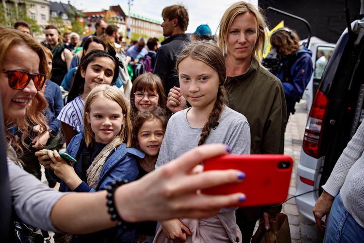 Tilløbsstykke.  30.000 tilhørere var troppet op på Christiansborg Slotsplads lørdag for at lytte til Greta Thunberg ... og måske få en selfie med den 16-årige svenske klimaaktivist.
   Foto: Jacob Ehrbahn/POLFOTO
