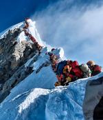 Hver gang jeg ser på billedet af bjergbestigerne på Mount Everest, der står der på rad og række, udmattet til døden, i isnende kulde og med iltforsyning, der er ved at slippe op, tænker jeg, hvad i alverden de dog tænker på, skriver Marcus Rubin. Foto: Handout
