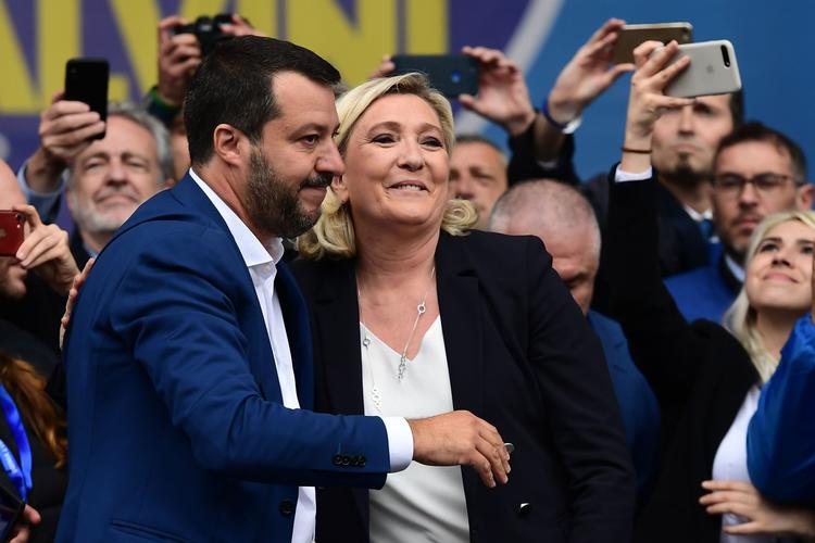 
 Italiens Matteo Salvini og Frankrigs Marine le Pen var samlet med i alt 12  højrepopulistiske partiledere til et nyligt kampagnemøde i Milano.  
   Foto: Miguel Medina/Ritzau Scanpix