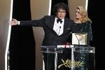Instruktøren Bong Joon-ho fik Guldpalmen for sin film  'Parasite' og jubler sammen med  Catherine Deneuve. 
   Foto: Eric Gaillard/Ritzau Scanpix