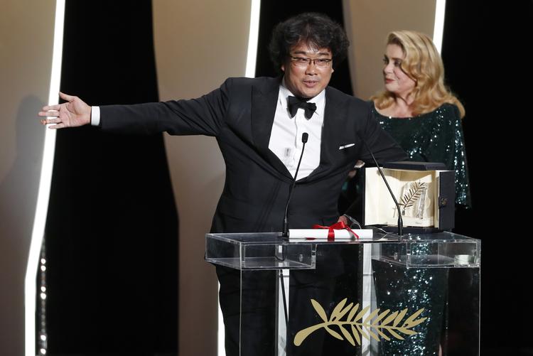 Instruktøren Bong Joon-ho fik Guldpalmen for sin film  'Parasite' og jubler sammen med  Catherine Deneuve. 
   Foto: Eric Gaillard/Ritzau Scanpix