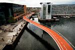 Broen Cykelslangen ved Fisketorvet er blevet et billede på det cykelvenlige København. Men der er lang vej igen før byen er CO2-neutral.
   Foto: Jacob Ehrbahn/POLFOTO