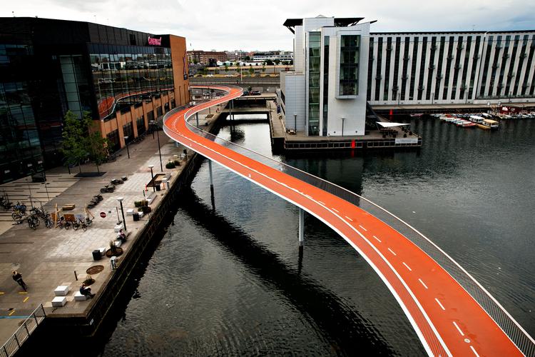 Broen Cykelslangen ved Fisketorvet er blevet et billede på det cykelvenlige København. Men der er lang vej igen før byen er CO2-neutral.
   Foto: Jacob Ehrbahn/POLFOTO