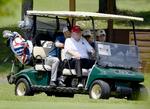 USA's præsident, Donald Trump, ses her med Japans premierminister Shinzo Abe. De to mødes i Japan i denne weekend og har blandt andet brugt tiden på en tur på golfbanen. Foto: Kyodo/Ritzau Scanpix