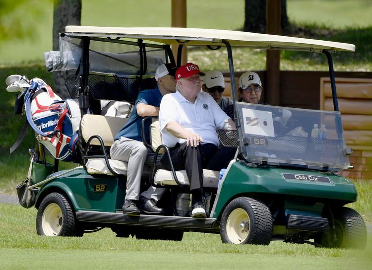 USA's præsident, Donald Trump, ses her med Japans premierminister Shinzo Abe. De to mødes i Japan i denne weekend og har blandt andet brugt tiden på en tur på golfbanen. Foto: Kyodo/Ritzau Scanpix