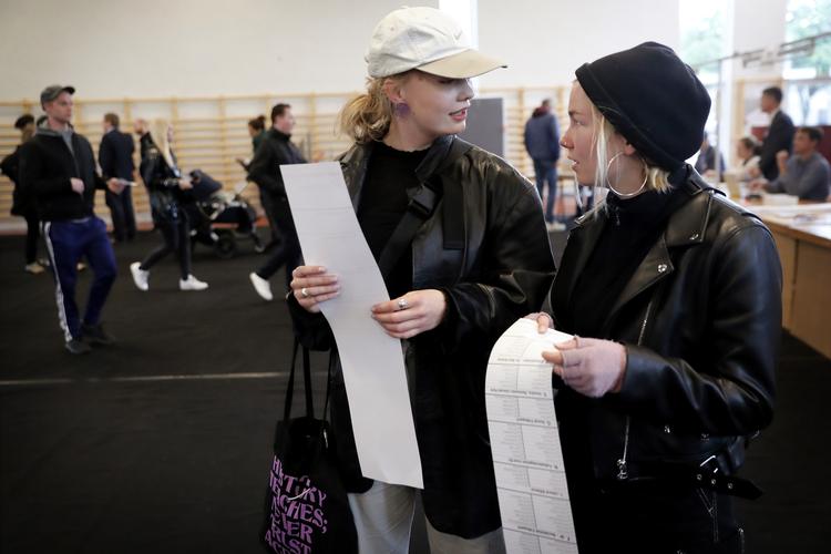 I gymnastiksalen på Nyboder Skole stemte vælgerne til EU-valg side om side med statsministeren  Foto: Jens Dresling/POLFOTO