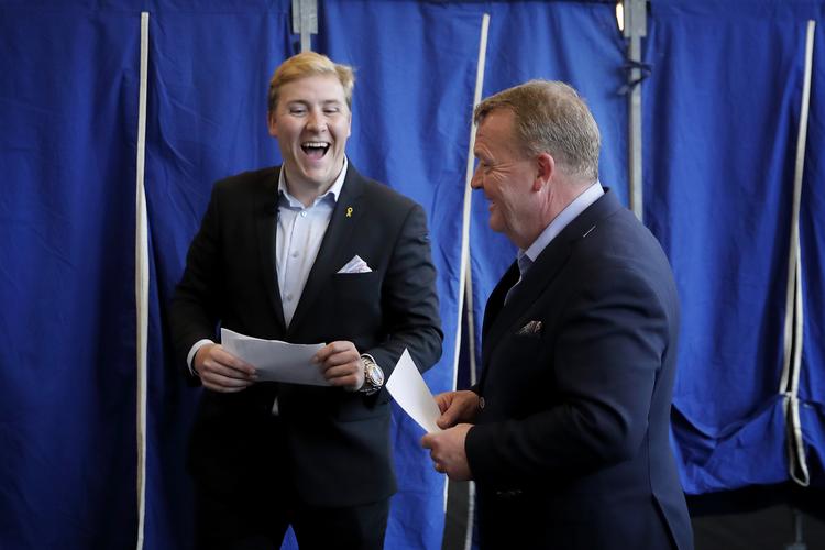 Ved middagstid havde knap hver fjerde stemmeberettigede borger stemt. Deriblandt statsminister Lars Løkke Rasmussen (V), der indirekte indikerede, at han havde smidt sin stemme på sønnen - og partifællen - Bergur, der stiller op til EP-valget.  Foto: Jens Dresling/POLFOTO