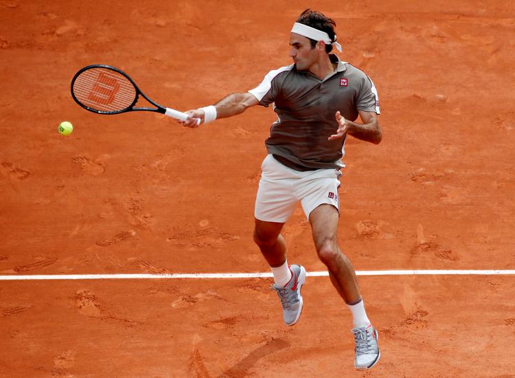 Roger Federer var søndag en sand mester på arbejde, da han i tre sæt vandt over italienske Lorenzo Sonego i Paris. 
   Foto: Christian Hartmann/Ritzau Scanpix