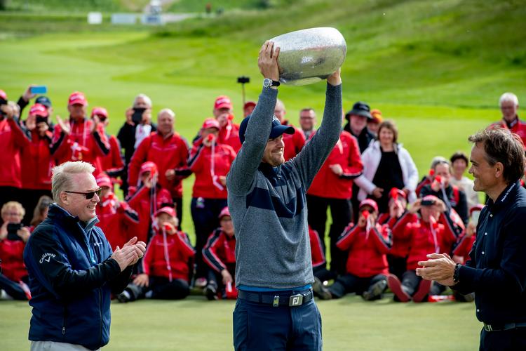 Østrigske Bernd Wiesberger hæver trofæet efter sin succesrige afslutning på Made in Denmark søndag eftermiddag.
   Foto: René Schütze/Ritzau Scanpix