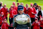 Omgivet af nogle af de mange frivillige hjælpere fik Bernd Wiesberger overrakt trofæet, der sammen med en check på 500.000 euro følger med sejren i  Made in Denmark.
   Foto: René Schütze/Ritzau Scanpix