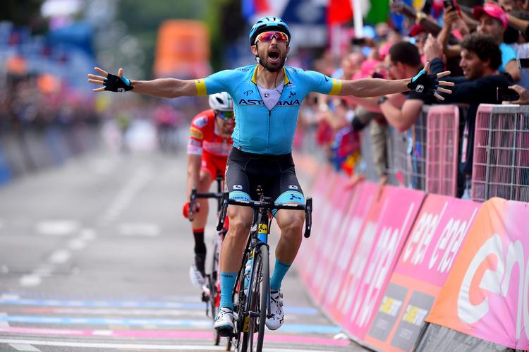 Efter fem år uden sejre kunne italieneren Dario Cataldo i dag juble på 15. etape i Giro d'Italia, da han i spurten klart distancerede landsmanden Matteo Cattaneo Foto: Luk Benies/Ritzau Scanpix
