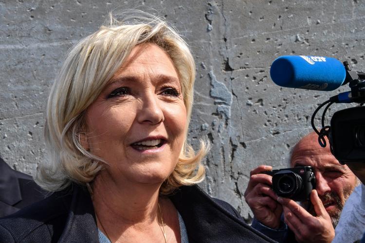 
Marine Le Pen fotograferet efter at hun har afgivet sin stemme.   Foto: Denis Charlet/Ritzau Scanpix
