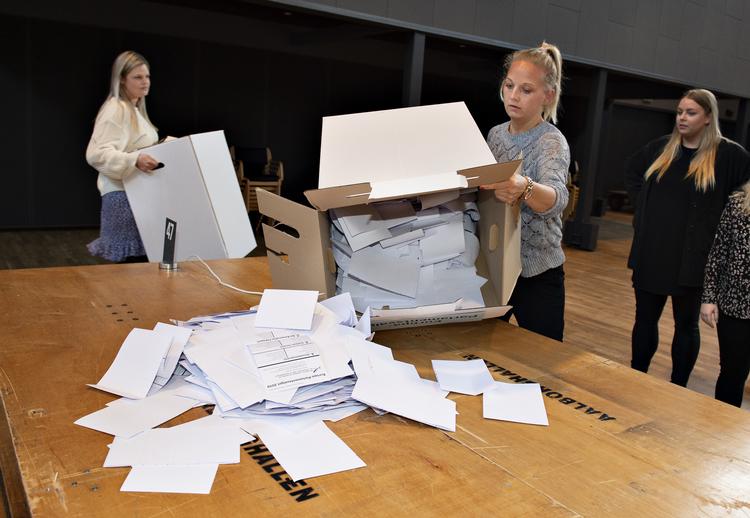 
    Valgurnerne tømmes på valgstedet Aalborghallen. Foto: Henning Bagger/Ritzau Scanpix
