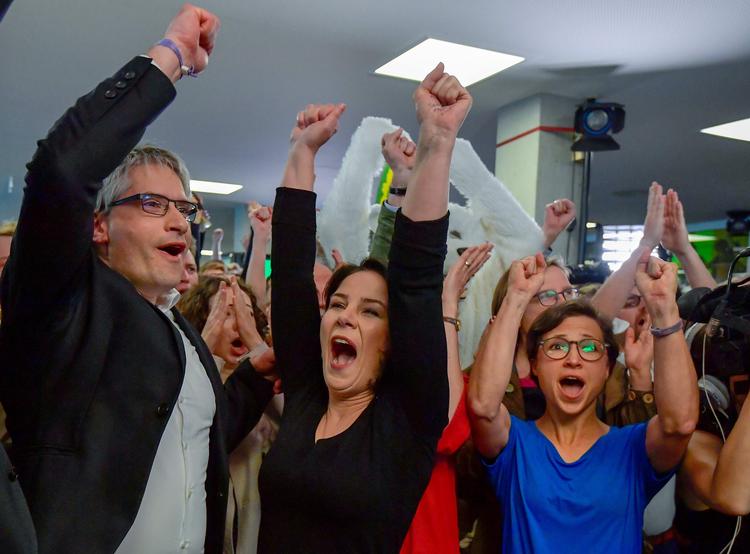 Tre ad de førende kandidater for De Grønne i Tyskland jubler over de exitpolls, der i aftes viste en stor sejr til partiet.   Foto: Tobias Schwarz/Ritzau Scanpix