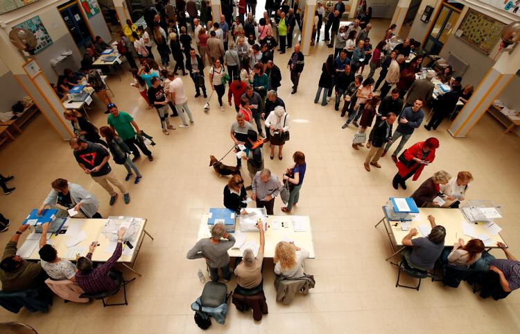 Vælgerne stod i kø flor at stemme i Spanien.  Foto: Albert Gea/Ritzau Scanpix
