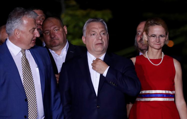 Viktor Orban taler til sine tilhængere efter på en stor valgaften for den ungarske regeringschef. Foto: Bernadett Szabo/Ritzau Scanpix