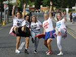 Mange Spice Girls-fans havde klædt sig i matchede t-shirts før fredagens koncert i Dublin. 
   Foto: Stringer ./Ritzau Scanpix
