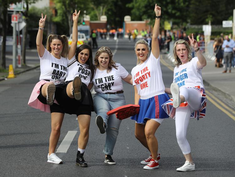Mange Spice Girls-fans havde klædt sig i matchede t-shirts før fredagens koncert i Dublin. 
   Foto: Stringer ./Ritzau Scanpix