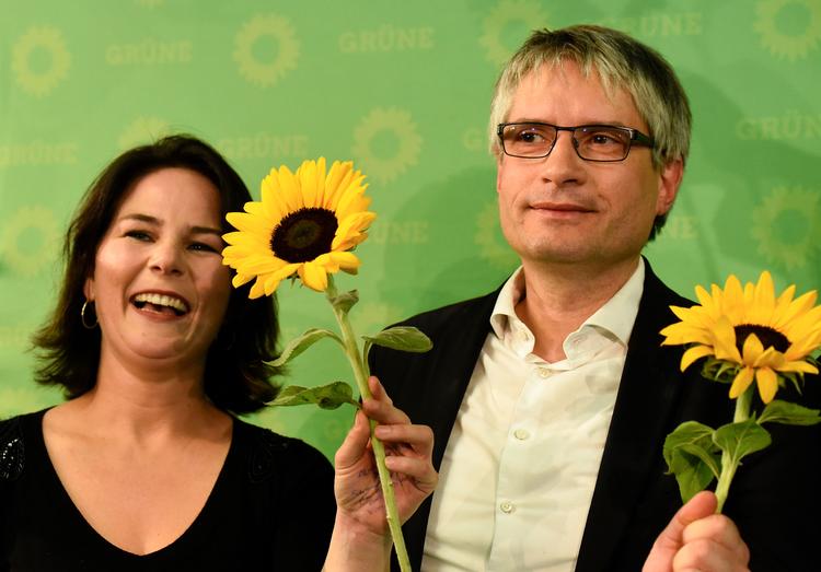Annalena Baerbock og Sven Giegold fra De Grønne fejrer sejren på scenen efter EP-valget.  Foto: Tobias Schwarz/Ritzau Scanpix
